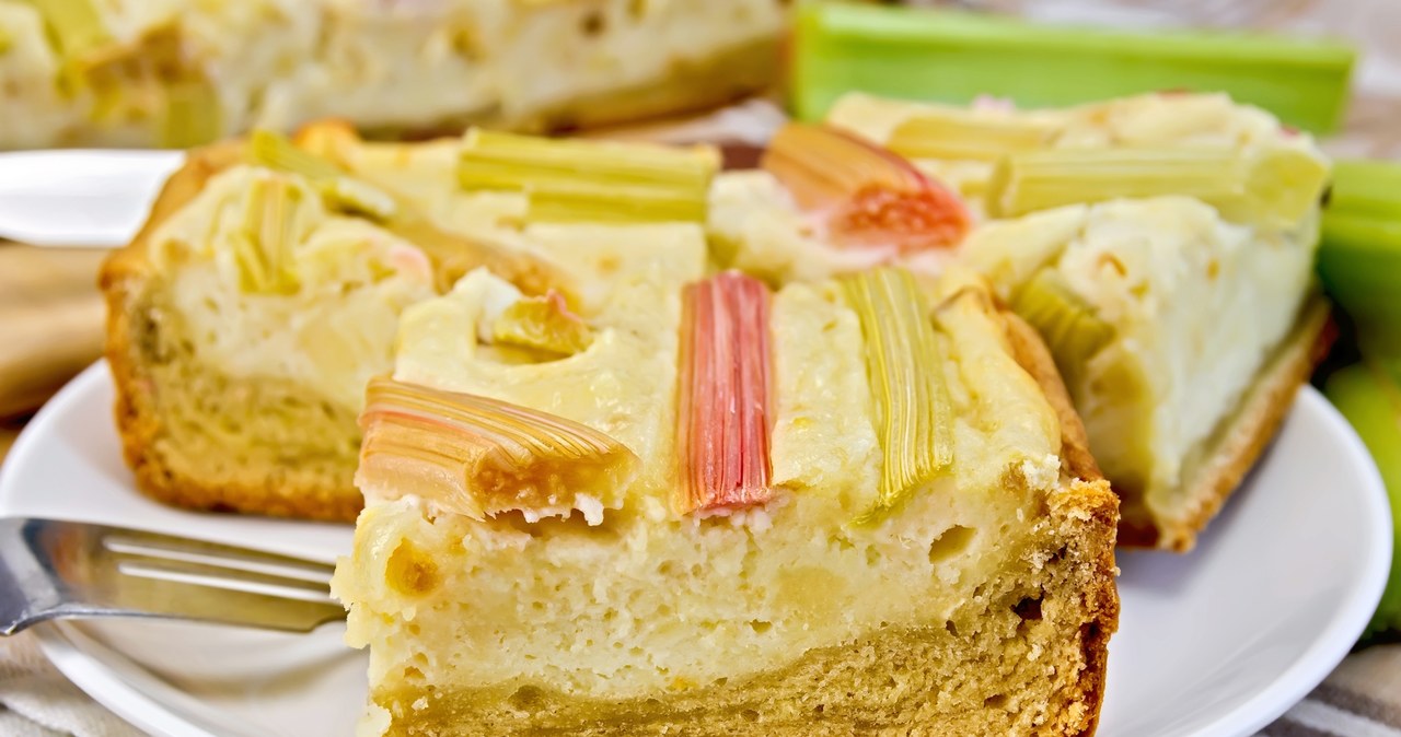 Ciasto z rabarbarem i serem to najsmaczniejsza celebracja wiosny /kostrez /123RF/PICSEL