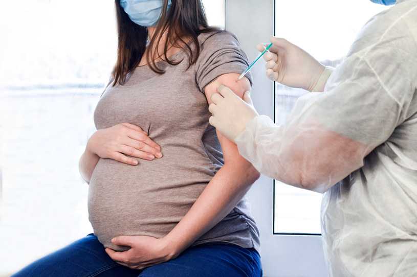 Ciąża i karmienie piersią nie stanowią przeciwskazań do szczepienia zarówno przeciw COVID-19, jak i grypie /123RF/PICSEL