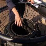 Cichy bohater portu w Szczecinie. Czyści wodę ze śmieci przez całą dobę