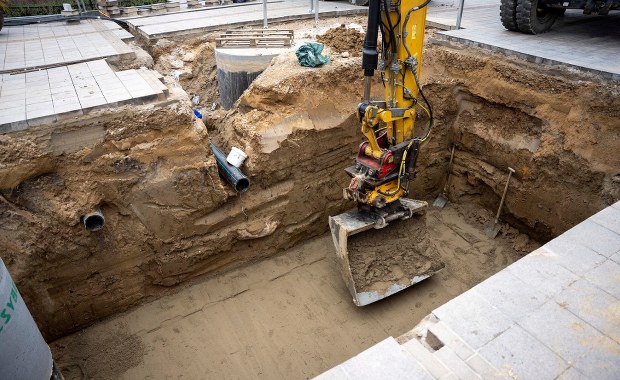 Ciechanów stawia na zieleń. Ruszył montaż zbiornika retencyjnego przed ratuszem