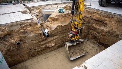 Ciechanów stawia na zieleń. Ruszył montaż zbiornika retencyjnego przed ratuszem