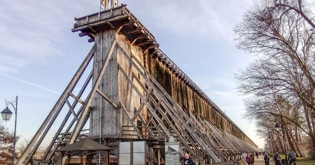 Ciechocinek słynie z najdłuższych tężni solankowych, które liczą ponad 1700 metrów. /East News