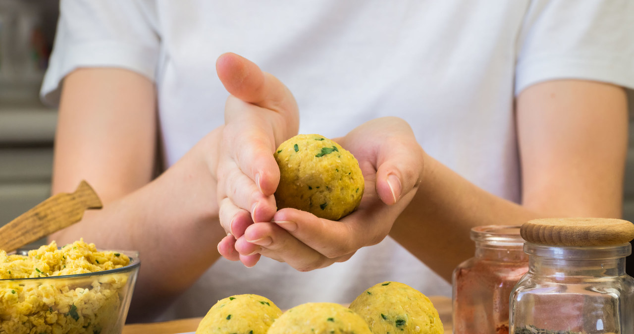 Ciecierzyca powinna się odpowiednio kleić, a kotleciki nie rozpadną się podczas smażenia. /123RF/PICSEL