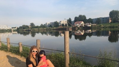 Ciekawa Mama: jezioro, morze czy basen? Wakacyjna kąpiel dziecka [FILM]