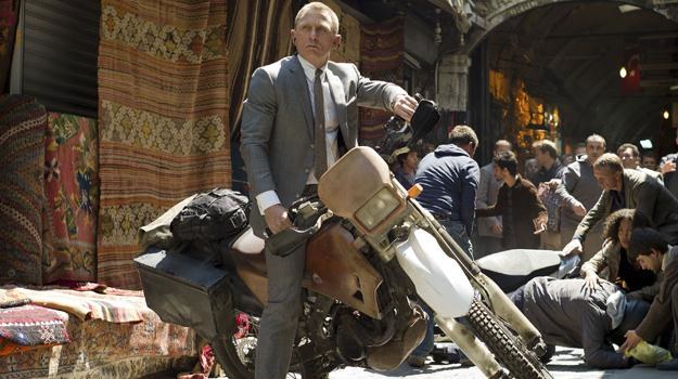 Ciekawe czy Daniel Craig ma prawo jazdy na motocykl? /materiały dystrybutora