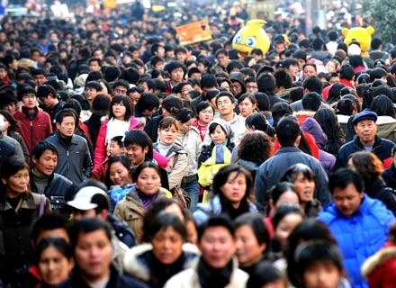 Ciekawe, ilu jest w tym tłumie potomków Konfucjusza? /AFP