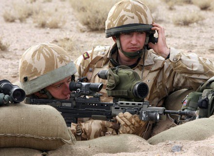Ciekawe, ilu Polaków zdecydowałoby się na służbę w brytyjskiej armii? /AFP