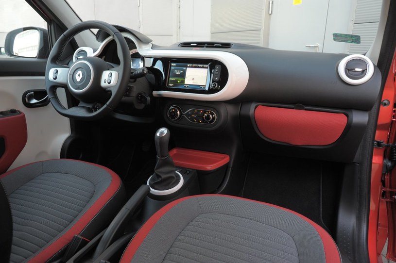 Ciekawie zaprojektowany kokpit Twingo okazuje się przyjazny w obsłudze. Panele na desce rozdzielczej, kierownicy i wokół nawiewów mogą być białe (jak na zdjęciu), czarne, błękitne lub czerwone. /Motor