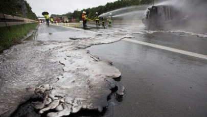 Ciekłe aluminium zapaliło nawierzchnię autostrady