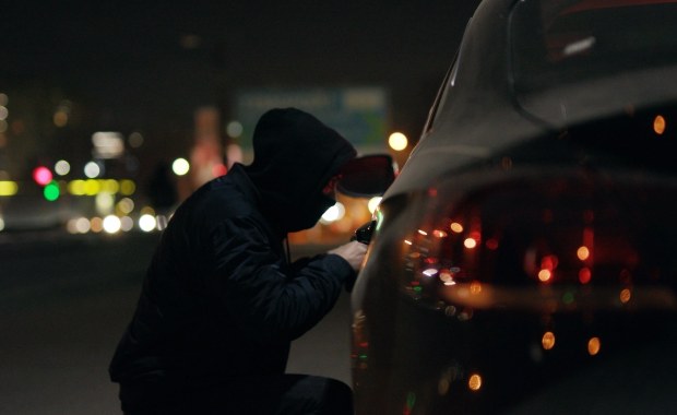 Cięli auta na części i sprzedawali. 24-latek i 45-latek zatrzymani