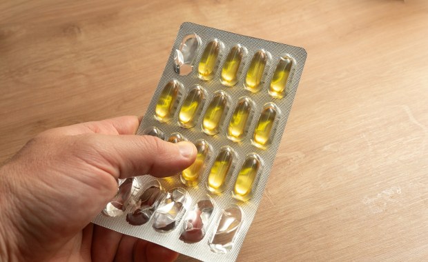 Ciemna strona "witaminy słońca". Polacy łykają na potęgę, oto jak prawidłowo przyjmować