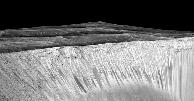 Ciemne cieki wodne w kraterze Garni /NASA/JPL-Caltech/Univ. of Arizona /materiały prasowe