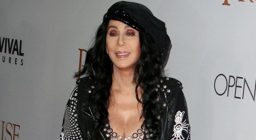 Ciemne włosy pasują Cher, jednak większość kobiet w dojrzałym wieku nie będzie prezentować się tak korzystnie z podobnym odcieniem /NPA/The Grosby Group /East News