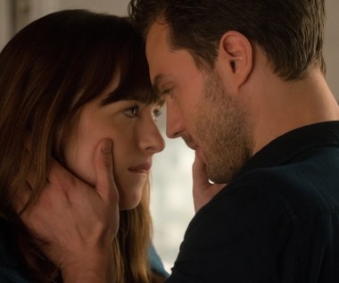 "Ciemniejsza strona Greya" - druga część ekranizacji skandalizującej trylogii E.L.James - trafi na ekrany kin 10 lutego 2017. W głównych rolach ponownie zobaczymy Dakotę Johnson i Jamiego Dornana.