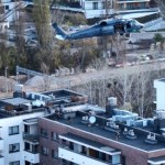 Ciemny śmigłowiec nad Warszawą, kontrterroryści na dachu. Wielka akcja policji