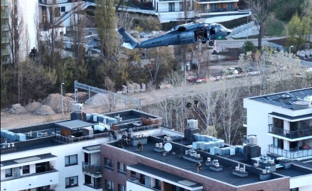 Ciemny śmigłowiec nad Warszawą, kontrterroryści na dachu. Wielka akcja policji