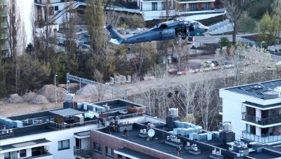 Ciemny śmigłowiec nad Warszawą, kontrterroryści na dachu. Wielka akcja policji