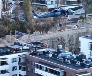 Ciemny śmigłowiec nad Warszawą, kontrterroryści na dachu. Wielka akcja policji