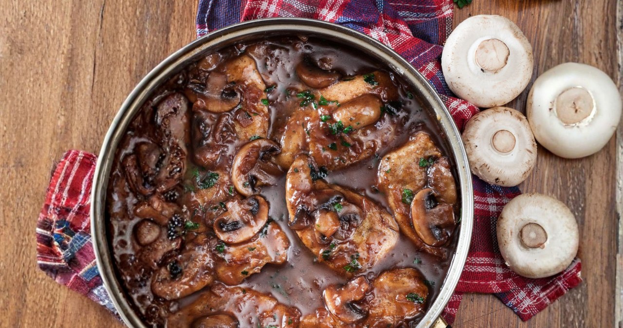 Ciemny sos sojowy świetnie wzbogaca smak grzybów / fotek /123RF/PICSEL