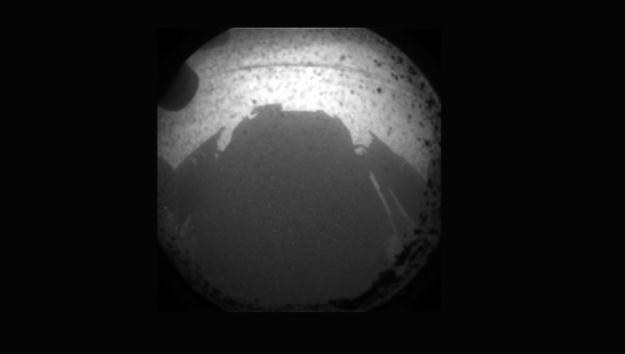 Cień Curiosity na powierzchni Marsa.   Fot. NASA /materiały prasowe