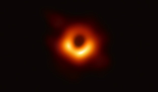 Cień czarnej dziury w centrum galaktyki Messier 87, obiekt znajduje się 55 milionów lat świetlnych od Ziemi i jest 6,5 miliarda razy bardziej masywny od Słońca /EHT Collaboration /Materiały prasowe