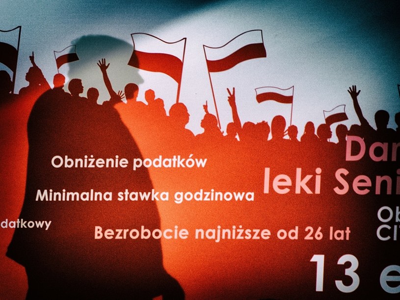 Cień Jarosława Kaczyńskiego na konwencji PiS /Tadeusz Koniarz /Reporter