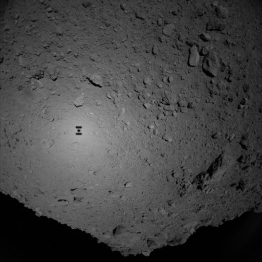 Cień sondy Hayabusa 2 na powierzchni planetoidy Ryugu /JAXA /Materiały prasowe