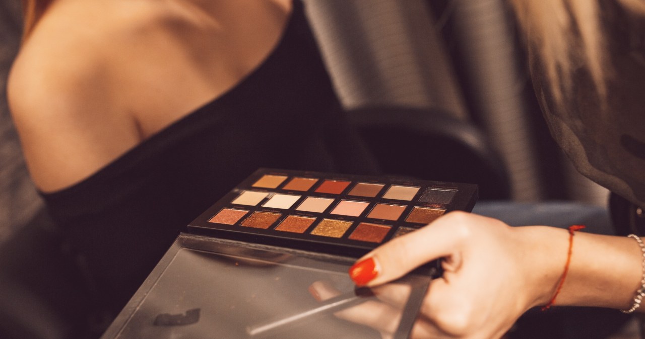 Cienie do powiek do makijażu opadającej powieki /123RF/PICSEL