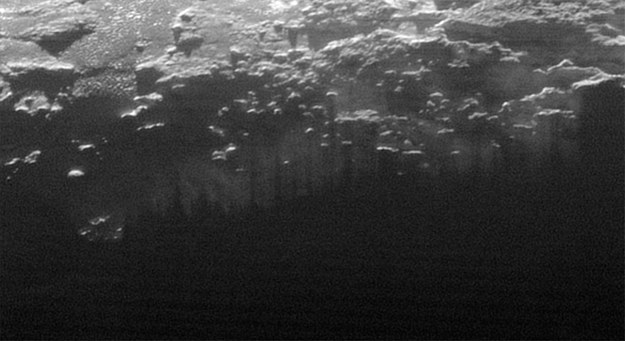 Cienie gór na powierzchni mgły nad Plutonem /NASA/JHUAPL/SWRI /materiały prasowe