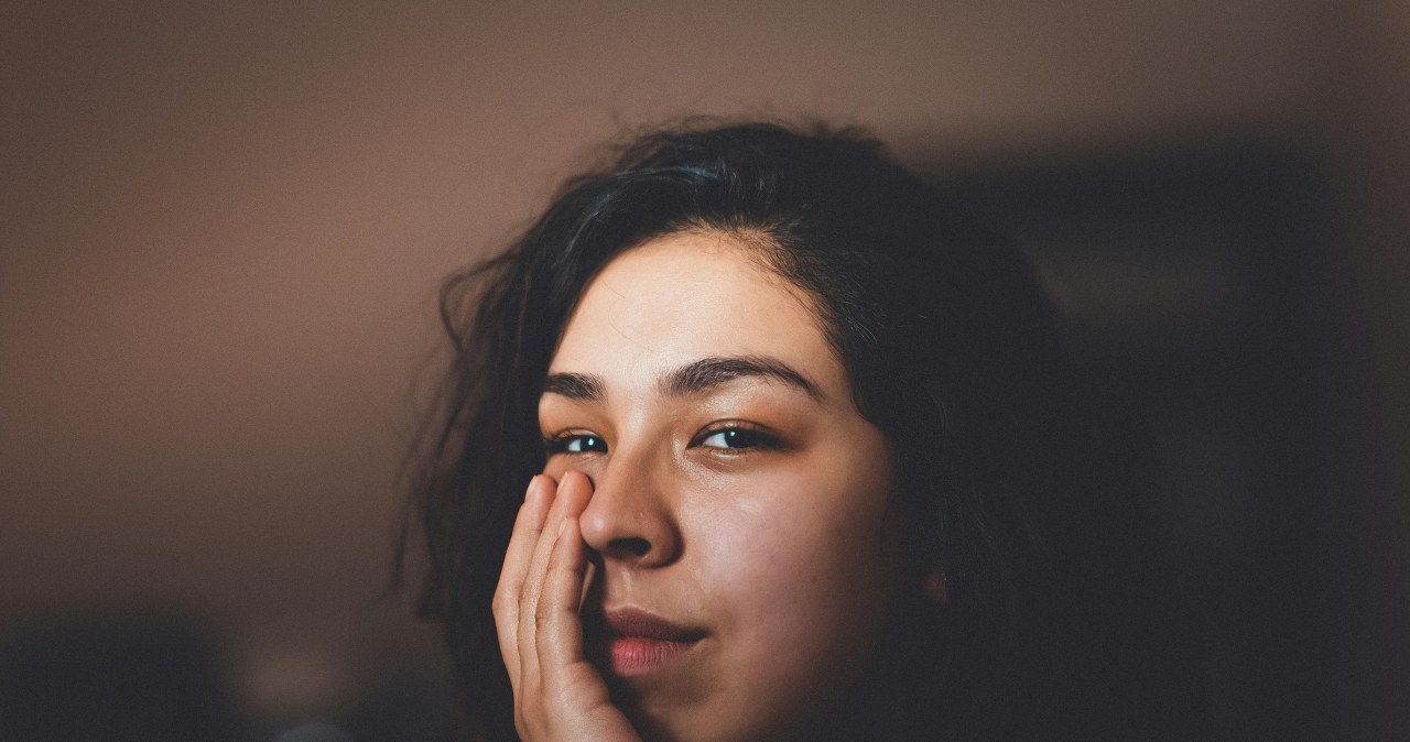 Cienie pod oczami stają się mniej widoczne już po jednym zastosowaniu maseczki z kawy /Craig Adderley /pexels.com