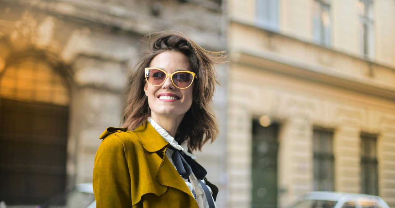 Cieniowanie na włosach i odpowiedni kolor potrafią odmłodzić niejedną 50-latkę /Andrea Piacquadio /pexels.com