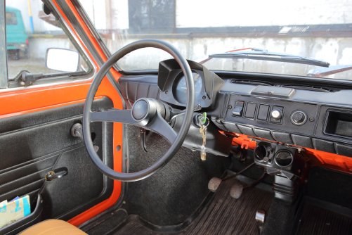 Cienka kierownica i licznik typu „kapliczka” występowały mniej więcej do 1986 r. Na zdjęciu auto z rocznika 1978. /Auto Moto