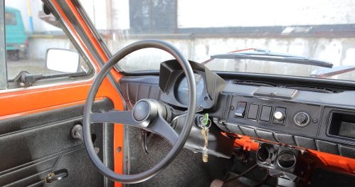 Cienka kierownica i licznik typu „kapliczka” występowały mniej więcej do 1986 r. Na zdjęciu auto z rocznika 1978. /Auto Moto