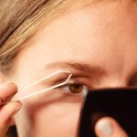 brwi Cienkie brwi wracają? Gen Z odkrywa dawny trend. Millenialsi ostrzegają przed błędami młodości
