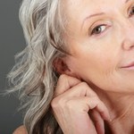 Ciepłe blondy, srebro czy baleyage? Odkryj, które kolory włosów odejmują lat kobietom po 50-tce