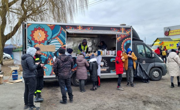 Ciepły posiłek na granicy z foodtrucka. "Tylko my teraz tam karmimy"