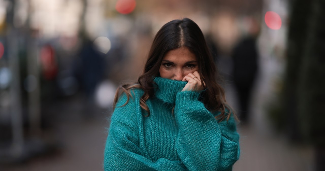 Ciepły sweter w morskim odcieniu? Idealny pomysł na zimowy strój /Getty Images