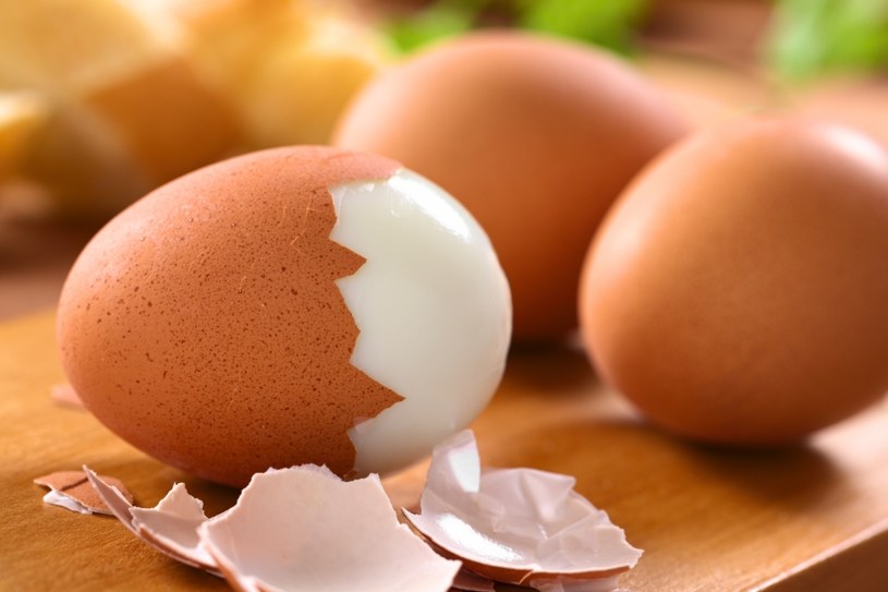 Ciepłym jajkiem w skorupce lekko wymasuj chore miejsce. /123RF/PICSEL