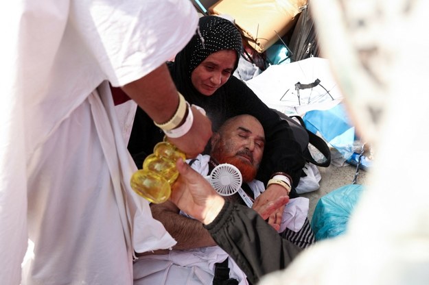 Cierpiący na udar słoneczny mężczyzna /FADEL SENNA /AFP/EAST NEWS