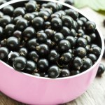 zdrowe owoce Cierpki owoc, który może wspierać odporność, serce i wzrok. Czarna porzeczka "Smakiem Roku 2026"