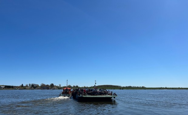 "Cieszymy się, że otwieramy sezon". Prom Świbno-Mikoszewo ponownie łączy brzegi Wisły