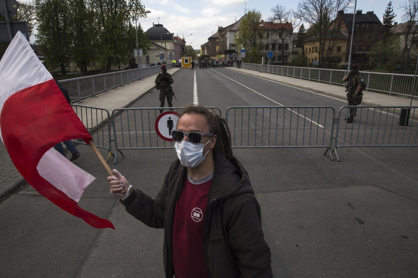 Cieszyn, 25 kwietnia br.  - protest w sprawie blokowania ruchu transgranicznego. Manifestowano także w czeskiej części miasta /Patrick Frassati /Getty Images