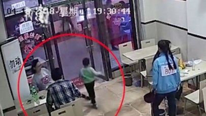 Ciężarna kobieta podstawiła nogę 4-latkowi. Internet zawrzał z oburzenia  