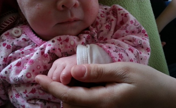 Ciężarna kobieta z Covid-19 wprowadzona w śpiączkę. Po wybudzeniu urodziła bliźnięta