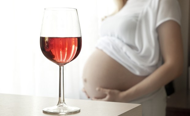 Ciężarna matka zostawiła dzieci bez opieki. Była pijana