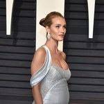 Ciężarna Rosie Huntington-Whiteley pochwaliła się brzuszkiem!