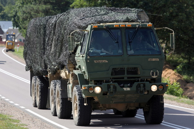 Toruń: Ciężarówka amerykańskiej armii utknęła pod wiaduktem