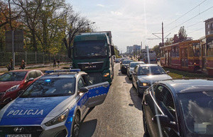 Ciężarówka blokowała ruch, kierowca był pijany /KMP Łódź /Policja