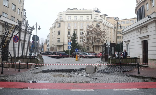 Ciężarówka doszczętnie zniszczyła bramę do Kancelarii Prezydenta