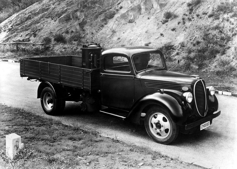 Ciężarówka Ford (niemieckiej produkcji) z generatirem gazu drzewnego. Fotografia z lat 40-tych /Getty Images